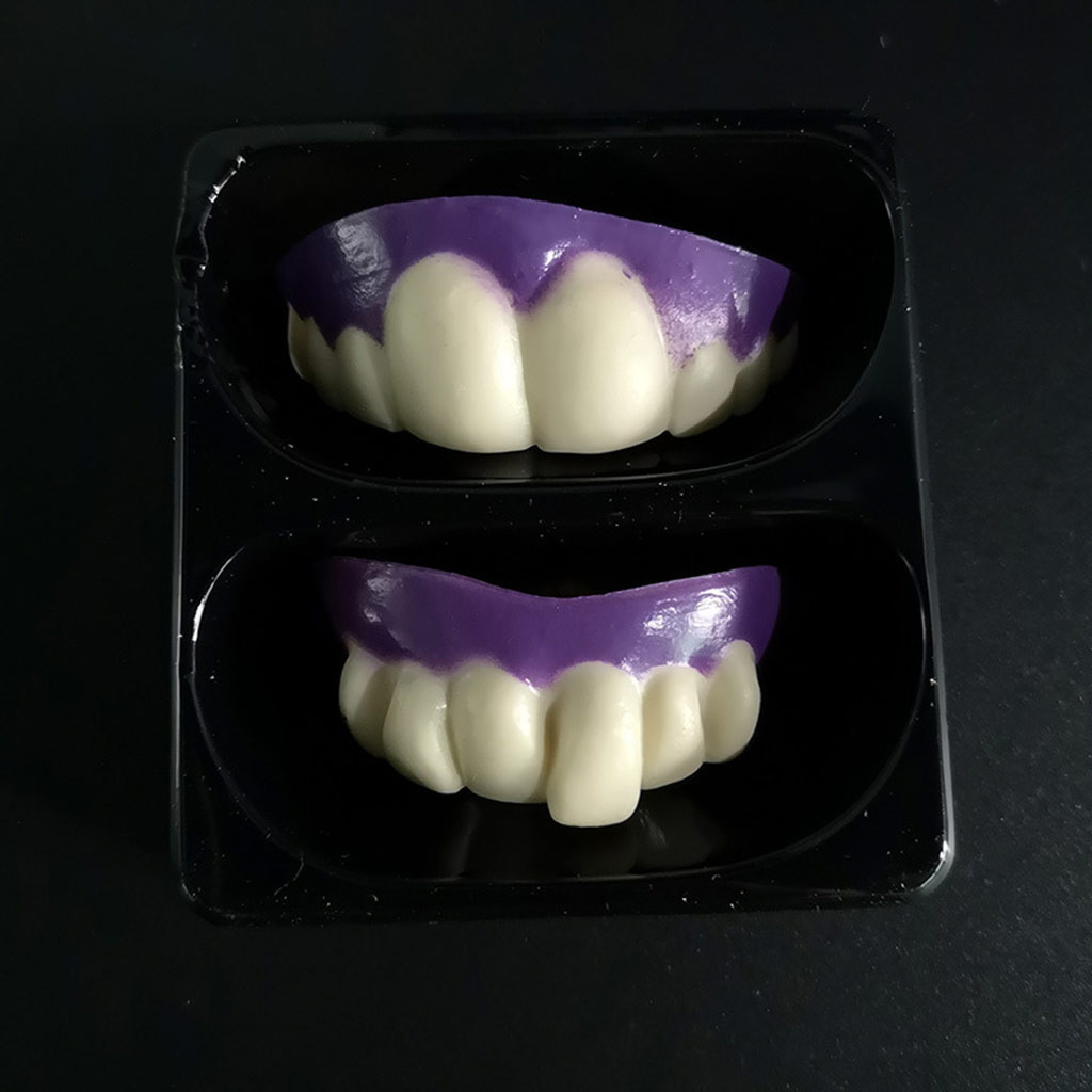Пластиковые зубы вампира