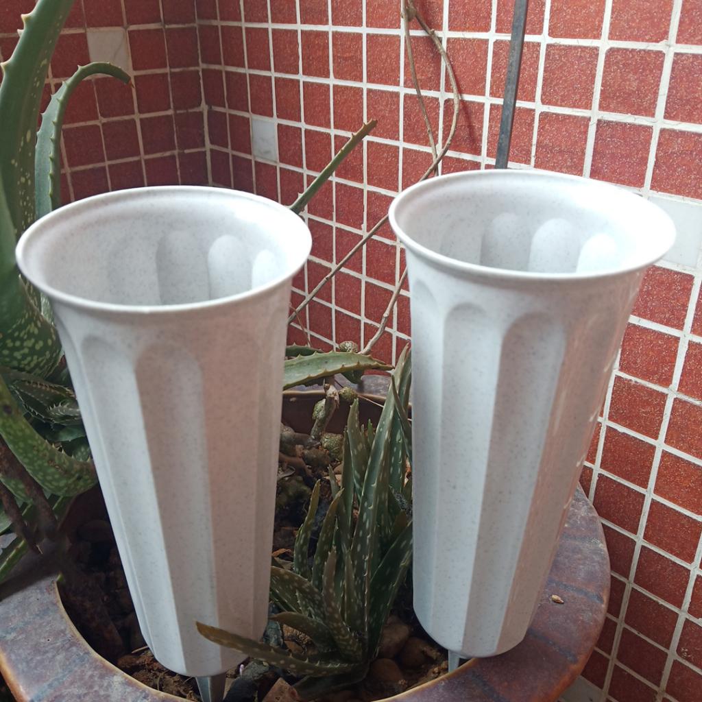 Home-X Fluted Lawn and Garden Vase Stake In Ground Vase for Lawn or Memorial