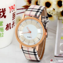 Nueva moda oro rosa Dial de cuero cruzada de la correa de rejilla Unisex mujer hombre relojes lady negro