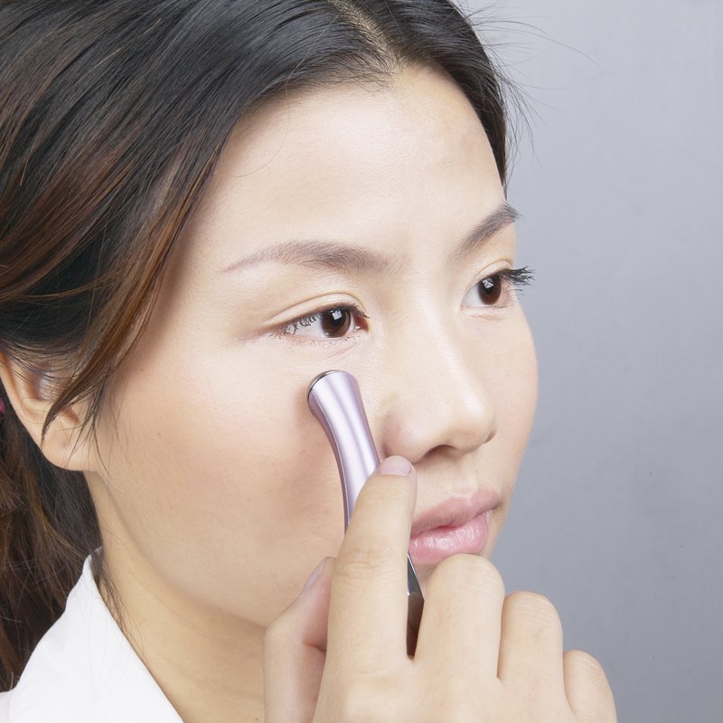 Le masque sur les yeux pour la peau sèche