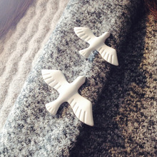 Hot 2016 New Swallow Brooch Acrylic Vintage White Peace Dove Animal Birds Brooch Pin Fashion Jewelry Girl Accessories For Women