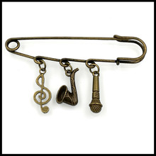 music microphone charm brooch safety pin kilt pin compass BR008