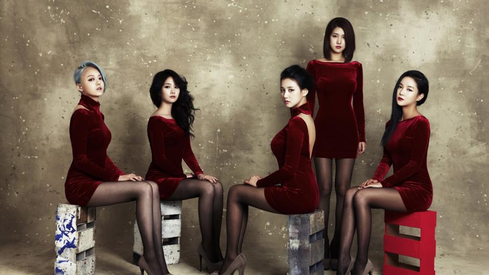 sitting-femdom-sexy-band-babes