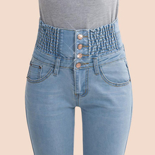 Elastické džíny s vysokým pasem v nadměrné velikosti