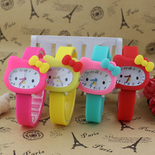 Varios colores nueva venta caliente diseño moda niños electrónicos de cuarzo de silicona de dibujos animados KT reloj con caja de reloj W157705