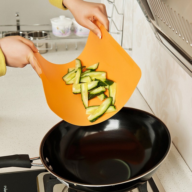 Curved-cutting-board-Kitchen-wear-soft-bendable-antibacterial-cutting-board-can-be-hung-classified-chopping-board (3)
