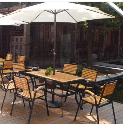 Muebles de patio: patio cubierto exterior con la chimenea y ...