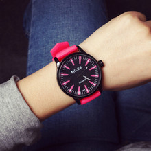 Guapo T nueva línea de gran tamaño a restaurar maneras antiguas de cuarzo de la jalea del color hombres y mujeres amantes de mesa femenino reloj