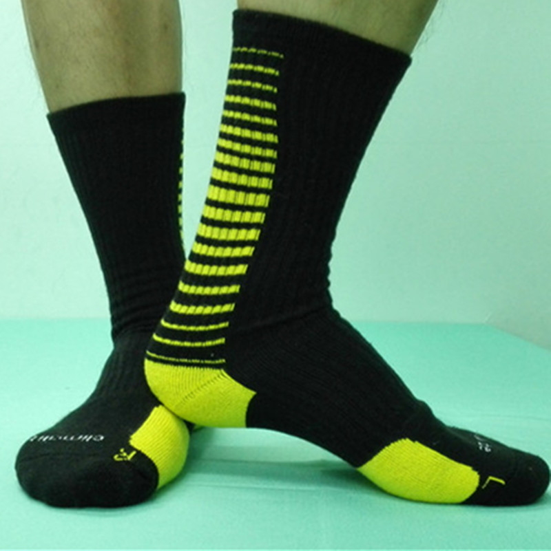 3. Drymax Run Hyper Thin Socks The best athletic socks for men are those that provide good cushioning and impact absorption, have some arch support, provide for a snug fit, don’t slip down, are durable, and have good moisture and temperature control.