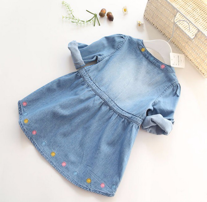 sinine pikkade varrukatega teksakleit lilledega, rippumas riidepuul