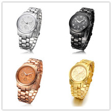 Costosos relojes de cuarzo, relojes de negocios. parejas miran. envío gratis
