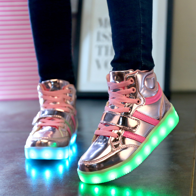 Мальчики девочки 7 Цвета высокие LED Shoes for kids White черный Светящийся Light Up Shoes Плоские СВЕТОДИОДНЫЕ Световой Shoes chaussure дети