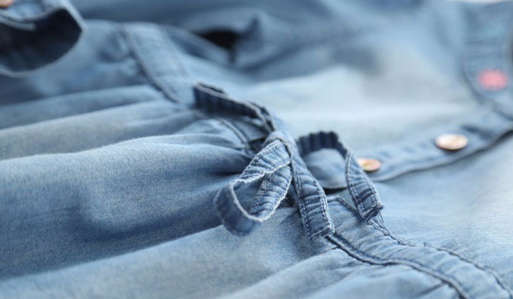 sinine teksakleit nööride ja nööpidega