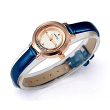 2013new corea chica de moda simple rhinestone mujeres relojes pequeño dial cuero del cuarzo para mujer reloj de pulsera