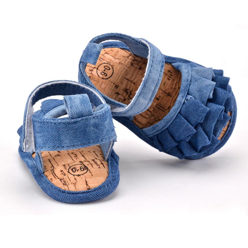 Niñ_o mostrando pija y chanclas Sandalias para mujer en la tienda oficial Clarks. Descubre una de las mayores colecciones de sandalias mujer en cuero y ante premium. Todos los estilos disponibles solo aquí.