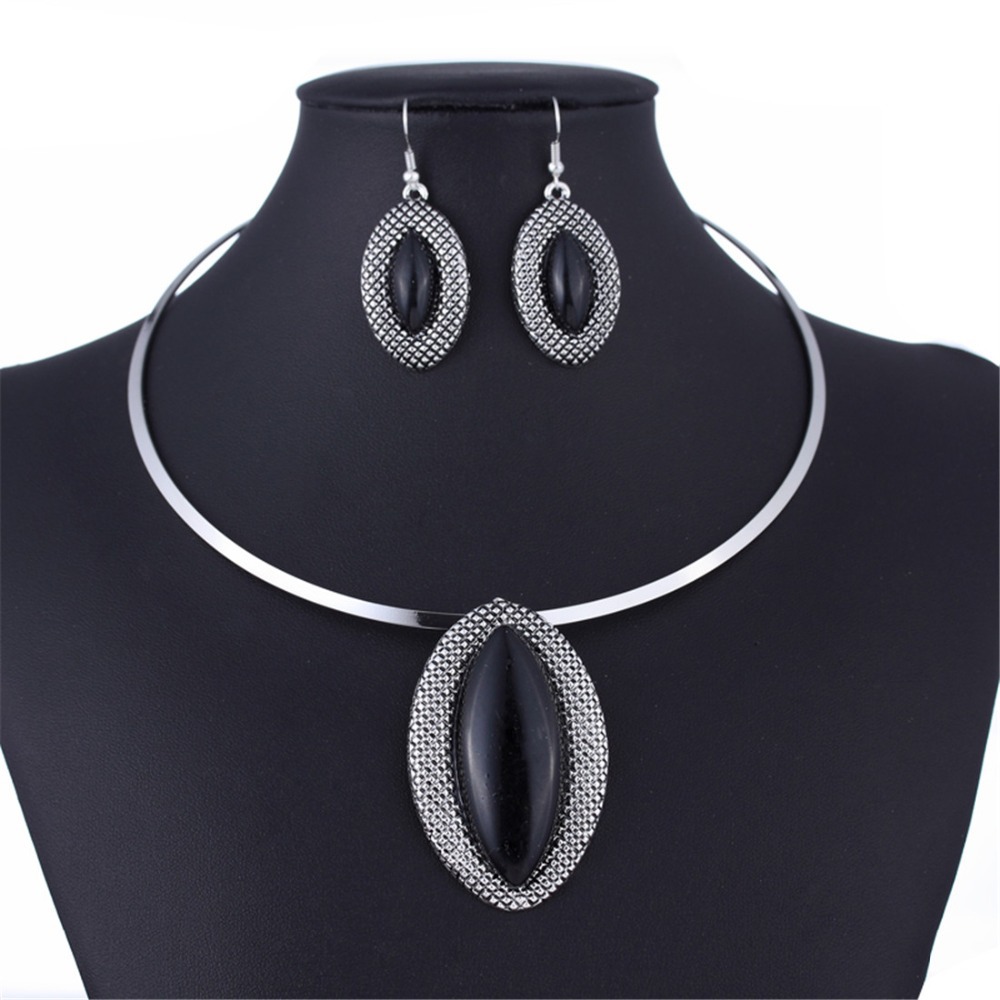 Oval Drop Bead Black Stone Silver Round Pendant To...