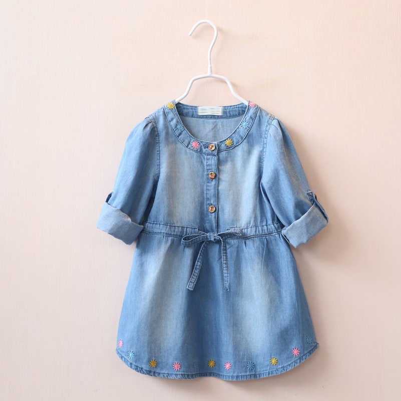 helesinine teksakleit pikkade varrukatega ja tikandiga kaelusel