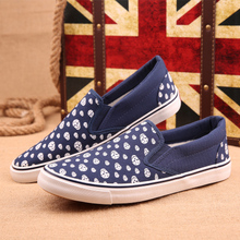 Hot sale men slip on sneakers low top canvas shoes men loafers driver mocassins skull head