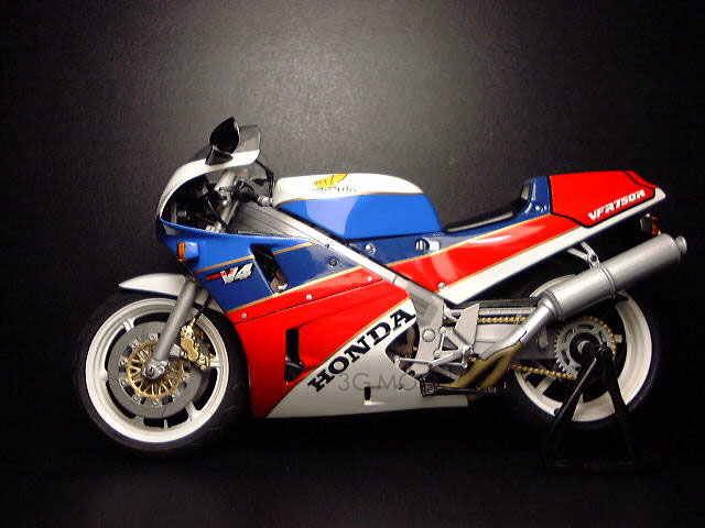 Assembling motorcycle model 14057 Tamiya 1/12 Honda motorcycle VFR750R