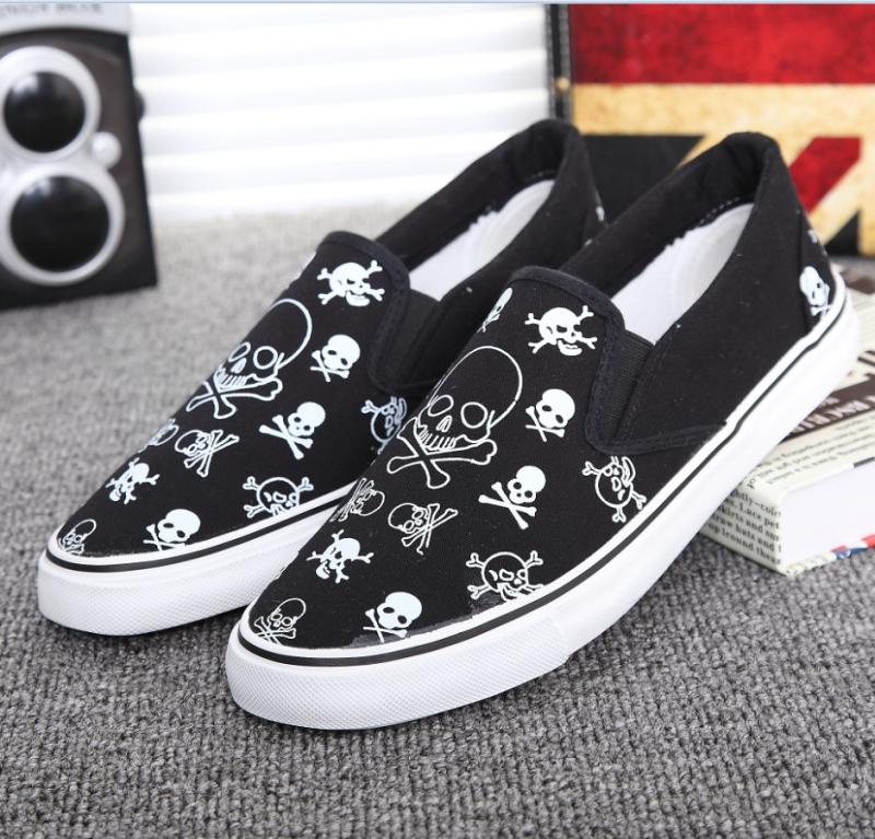 Hot sale men slip on sneakers low top canvas shoes men loafers driver mocassins skull head