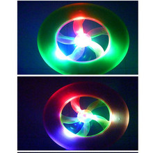 Nueva Speical colorido giro de moda caliente de luz LED mágico exterior juguete platillo volante del disco volador del UFO Kid Toy
