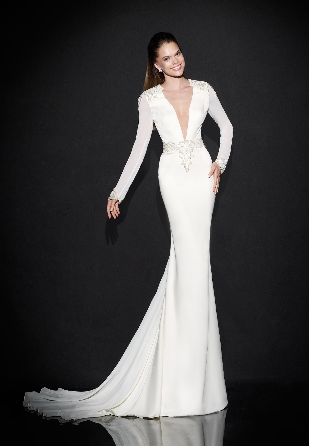 Mariposa viste el vestido de novia Mariposa viste el vestido de novia