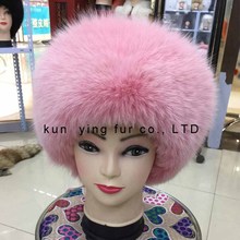 The fox fur hat brim leather roof caving female model