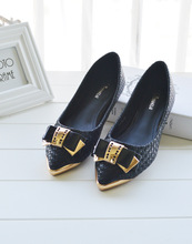 The new flat pointed bow shoes shoes casual shoes on behalf of a gold buckle