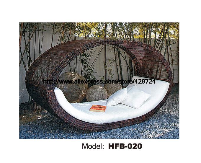 Nest aus Holz und cremefarbene Eier Poufs