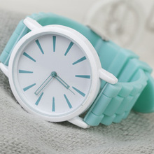 Ginebra helado ultrafino dulces banda de silicona de color Simple hollow pointer amante de reloj de cuarzo de las mujeres y hombre relojes de los estudiantes