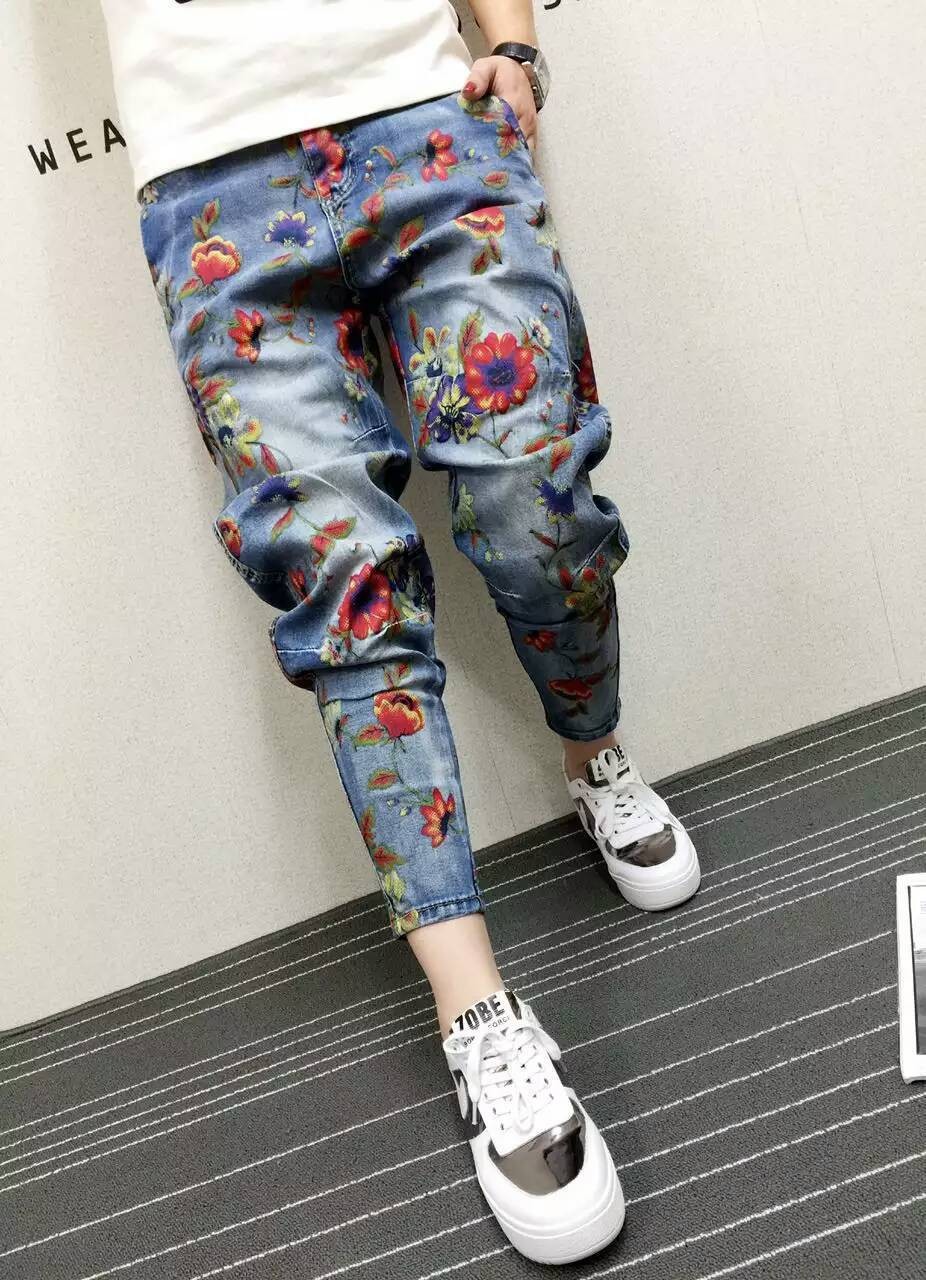 Купить Pantalones Де Mujer 2016 Европейский стиль Дамы Хлопок Джинсовые Брюки Личности Мерное Цветы Печати Свободные Брюки A-145 дешево Скидки на Pantalones Де Mujer 2016 Европейский стиль Дамы Хлопок Джинсовые Брюки Личности Мерное Цветы Печати Свободные Брюки A-145