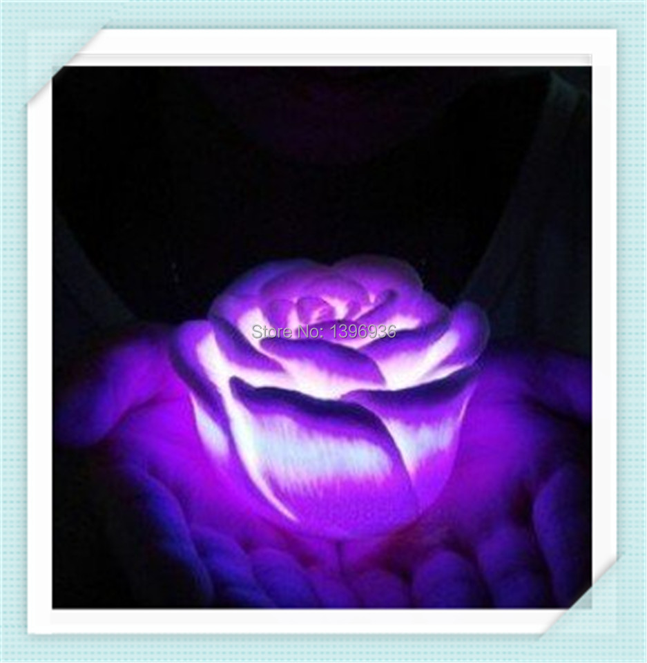 Фиолетовый цветок светящийся
