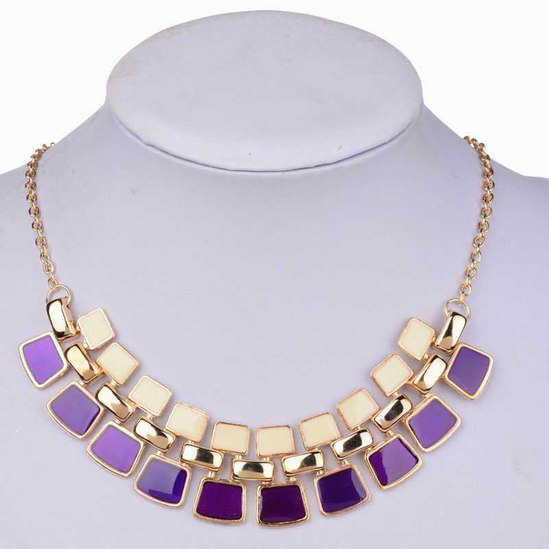 All Listings Collares para mujer de Misako El collar es el complemento de joyería y bisutería por excelencia. Descubre el arte de combinar un collar con Misako: hay muchas opciones y estilos distintos, puedes lucir chic y femenina con una bonita gargantilla, elegante y trendy con un amplio choker, o clásica y estilosa con un largo collar.