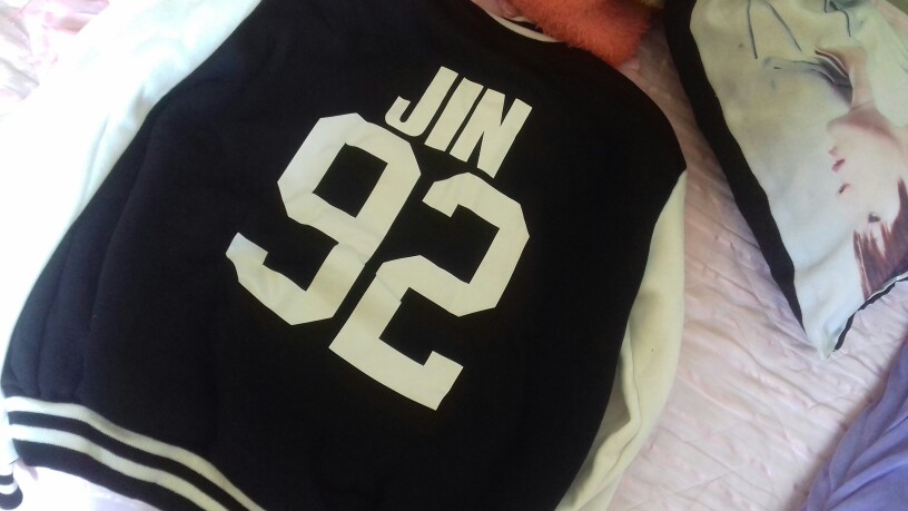 gostei muito,mais uma pra coleção de blusas do Jin❤