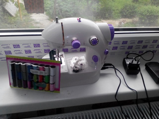 Mini handheld sewing machine   