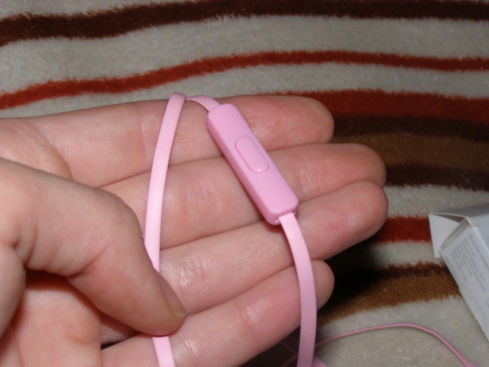 отличные наушники, пришли где-то за месяц, звук огонь, особенно если с xiaomi слушать, штекер хорош перегибов быть не может, микрофон работает, как и кнопка на микрофоне