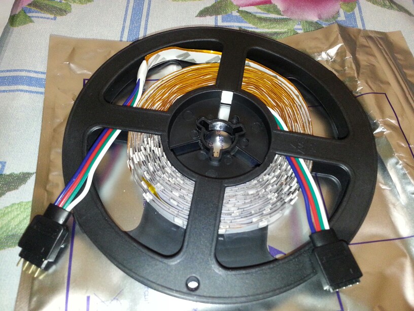 Это не полноценное RGB. Просто разные светодиоды на одной ленте. Не придумал куда применить но товаром доволен.