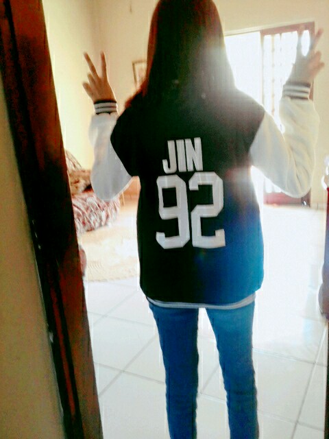 Amei o produto. Chegou em 50 dias <3 Estou AMANDO!!! Eu tenho 46kg e 1,67 de altura, 15 anos, e peguei tamanho XL, pra ficar grande, e ficou uma beleza . Armys Brs comprem, vale mt a pena ❤