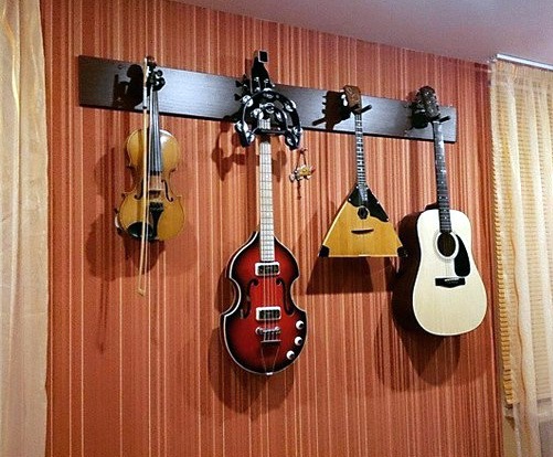 Как повесить гитару на стену