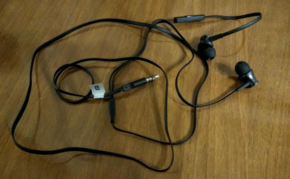 Выглядят качественно. Прорезиненная шнуровка. Качество звука не HiFi, но приемлемо для такой цены. Даже басы есть. Не для всех ушей... Для узких ушных каналов не рекомендую. Товар могу рекомендовать к покупке. Настройки ставлю, как на скрине. Рекомендую к покупке.