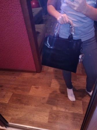 Сумка очень достойного качества. Не уверена, что кожа, но даже если это не кожа, то кожзам очень хорошего качества полуглянцевого черного цвета. Доставка 27 дней до Саратов.обл. Упаковка выше всяких похвал. Коробка, внутри нее защитная воздушная "обертка", внутри сумки воздушный пакет. Фурнитура "серебряного" цвета, надежная. руки не гнутся. Есть, что для меня было очень важно - основная молния. По бокам два глубоких кармана. Сумка соответствует заявленным размерам, очень вместительная. Выглядит достойно и дорого. Благодарю продавца за отличный товар и симпатичный презент. Трек отслеживался до адресата