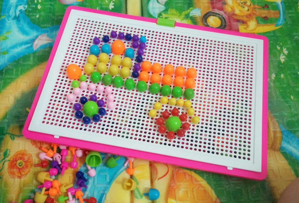 хорошая игрушка для своих 350 руб., видела в детском магазине точно такую же в 2 раза дороже. удобно, что детальки лежат в чемоданчике и не теряются. единственное что, нам прислали розовую коробочку, а у меня сын, но это ерунда :-)