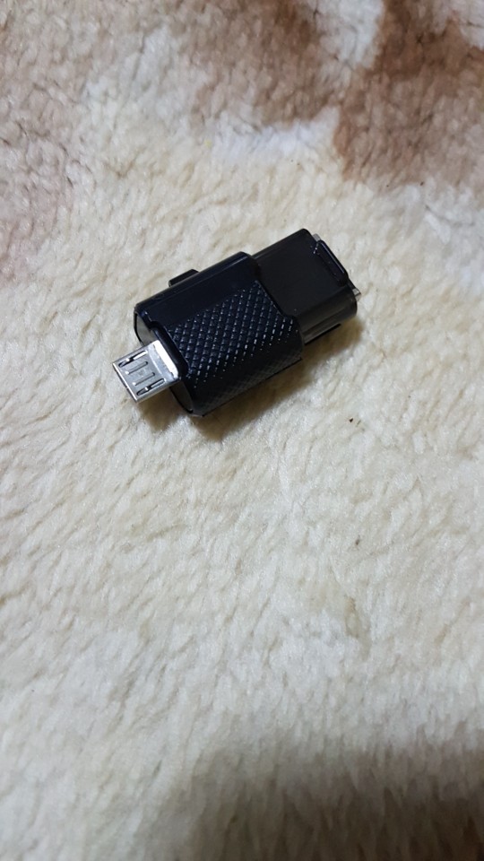 Работает! Проверял с разными картами от 1 до 32 Гб. Сторона с microUSB не сразу заработала, думал уже спор открывать, но потом пошло. Разъёмы закрываются пластиковыми шторками из корпуса флешки, видимо степень их закрытия влияет, еще не понял. Нет только индикации работы. В общем, вещь годная.