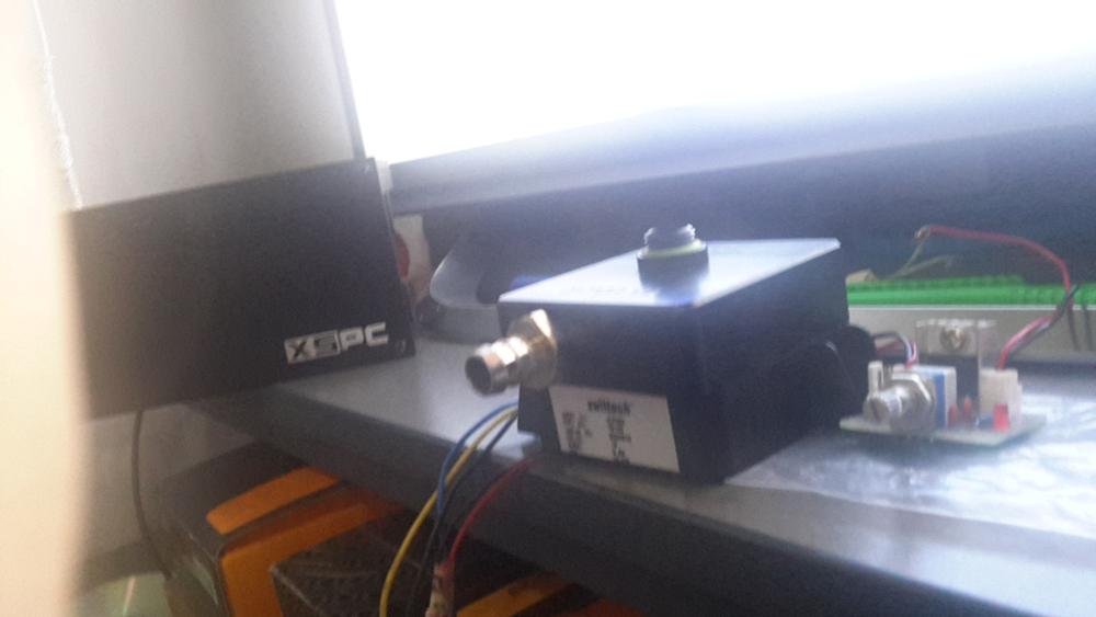 I tried it with two additional water pump and xspc hcp350 I put the pump in the tray, I left it open for 4 hours that worked in a stable manner gets a little too hot I think the only thing missing is the resistance of the normal situation this
I feel like I'm going to stay satisfied with the product, of course I need to use for a long time
meanwhile, I stay from 25 days as soon as products came in
EK HCP350 su pompası ve XSPC pompayla beraber denedim iki sinide taktım 4 saat açık bıraktım kararlı bir şekilde çalıştı tek eksiği biraz fazla ısınıyor sanırım bu durum bu direncin normali
ben üründen memnun kalacakmış gibiyim, tabi uzun süre kullanmak lazım
bu arada 25 gün de geldi en kısa zamanda gelen ürünüm dür